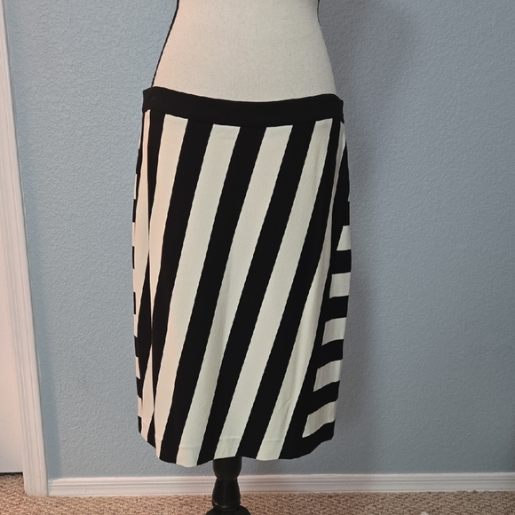BANANA REPUBLIC Black & White Asymetrical Striped Pencil Skirt Sz 14 Rugby Strip - Picture 2 of 11